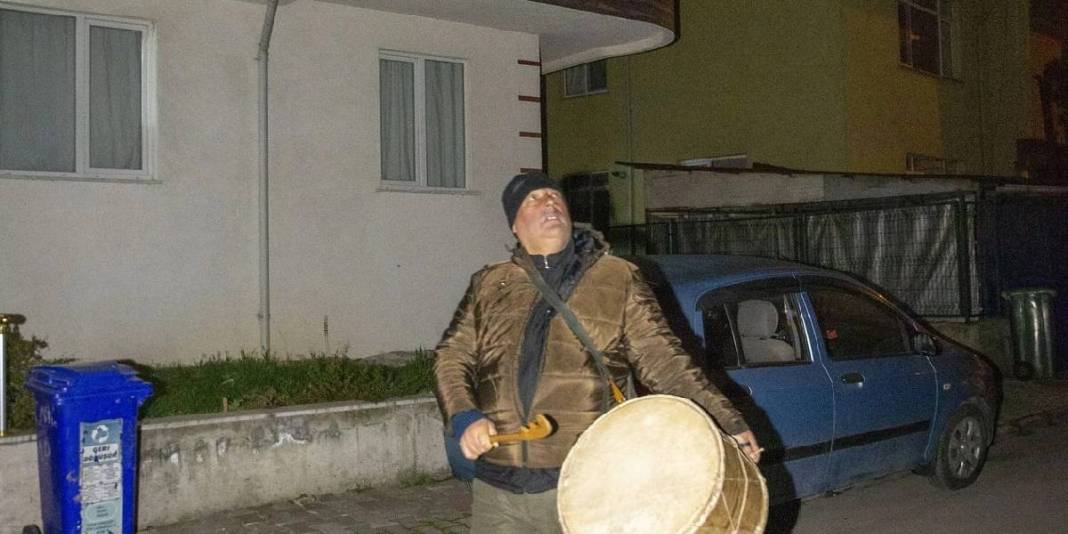 Geleneksel mesleği baba-oğul yaşatıyor: Dede mesleğiyle Ramazanı canlandırıyorlar 5